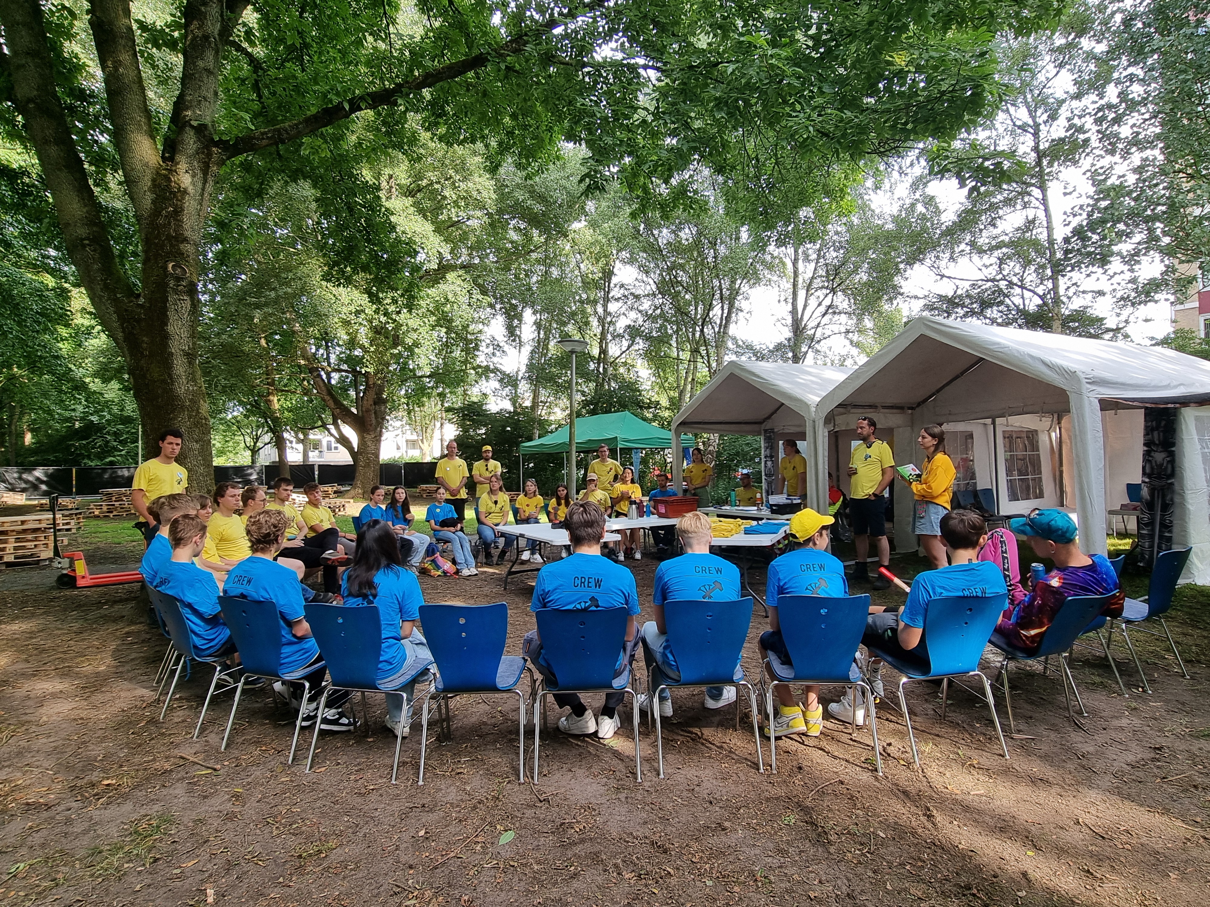 Kinderen bouwen hutten bij Huttendorp de Meent